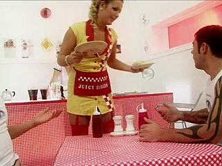 Wow, these milf waitresses Diana Gold and Eva Mercedes rock a foodie foursome! 🍴