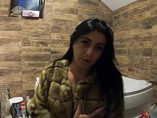 Heyy, watch milfycalla play with pee in bathtub wearing fur coat! 🛁