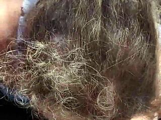 통통한 BBW가 공공 야외 관음 장면에서 지저분한 블로우잡 해줘