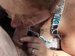 통통한 BBW가 공공 야외 관음 장면에서 지저분한 블로우잡 해줘