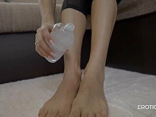 Kom og runk på mine varme føtter med spytting og dominasjon