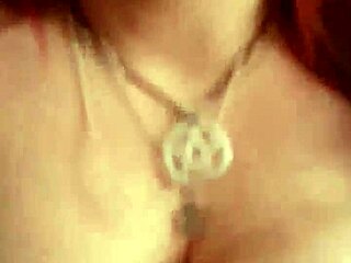 ฉันไม่เชื่อเลยว่าหน้าอกใหญ่ของ Kandy Kane กระดิกตอนเธออม!