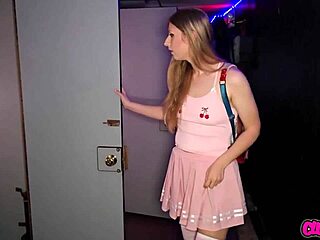 Jeg fikk håndjob i voksenkinoen i snøen