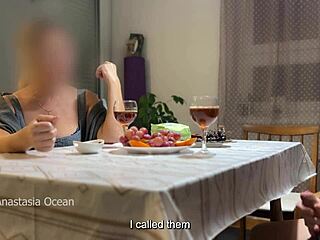 Mio Marito Catturato a Segarsi Nascosto Sotto il Tavolo Vicino alla Matrigna