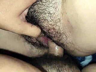 Bližnji posnetek ljubke svakinje Marias sočnih hlačk in ječeče pičke