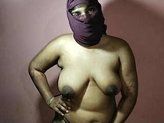 Macocha masíruje chrbát nevlastnému synovi