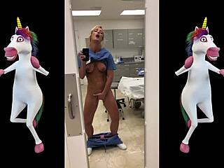 Stacked Ebony Ashlyn Peaks Fingers Her Wet Pussy on Webcam