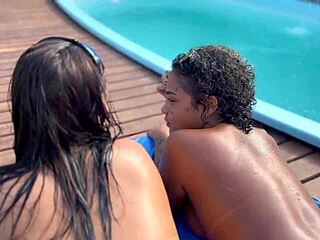 Festa na piscina da mansão com esposa do amigo e enteada jovem 18+