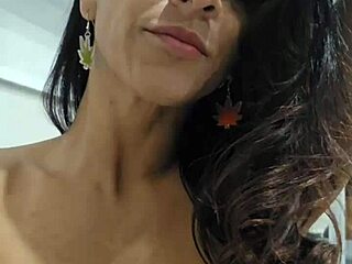 vem brincar comigo, adoro me exibir e gozar gostoso