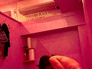 Kan inte få nog av den tjocka kinesiska babens intensiva orgasm