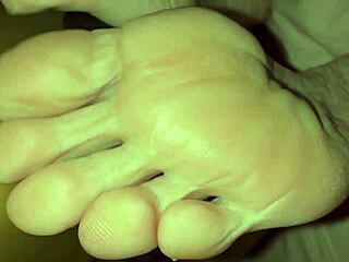 Уау! Моята 18-годишна заварена дъщеря води уебкам студио, учи приятелки на анално намигане!