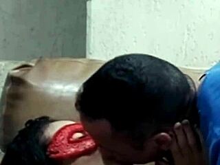 귀여운 라티나가 근육질 친구랑 키스하는 거 보고 흥분돼.