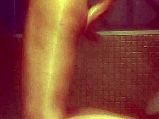 Trdo jebanje v savni s vročo Latino med hitrim tuš seksom