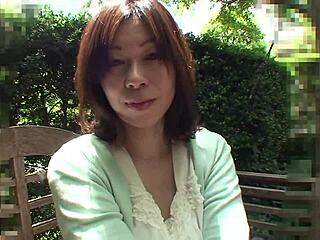 스타킹 입은 아시안 엄마 베드에서 면도한 보지로 박아