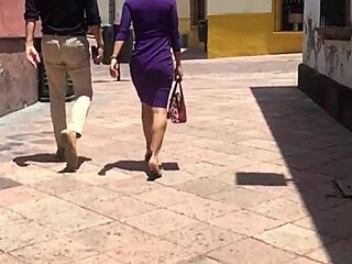 Look At This Riquisima Cougar's Ass!