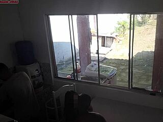 Corno Ignores Wife’s Secret Sex with Negão While Washing Dishes 😳