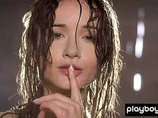 Stupenda ucraina Vi Shy si spoglia per rivelare la sua figa bagnata piccola 18+ per gioco solitario