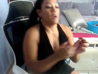 Maxine X afferra dildo 24 pollici per tuffo selvaggio figa in lingerie