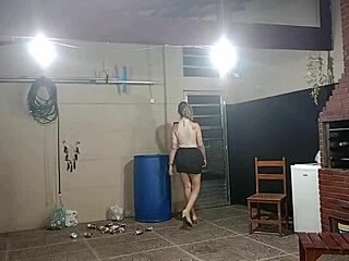 汚い乞食がリサイクル集め中にブロンド美女とラッキーセックス