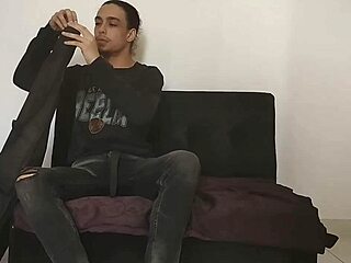 my colombian hermanastra begs me to touch her while i play guitar