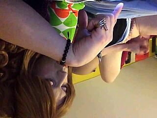 Solo trans beba stenje glasno dok se šeta na Dickgirls XYZ.