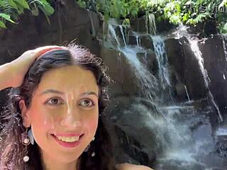 18+ dobi facial v javnih garderobah. Potem se sprehaja s cumwalk ob slapu