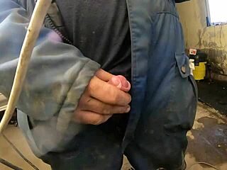 I saw this awesome cumshot, it was so sweet, like ejaculation everywhere!