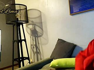 Angel lima numa live com o f� sorteado para gravar cena