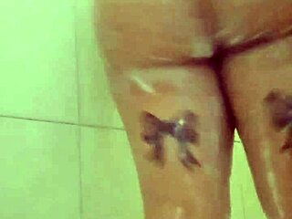 Hey, tengok babe BBW ni goda di bilik mandi dengan pantat dan tetas besar