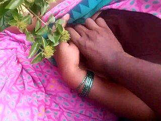 indian beauty aunty shows boobs in outdoor video