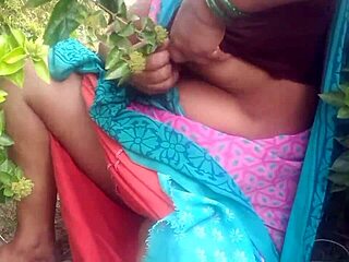 indian beauty aunty shows boobs in outdoor video