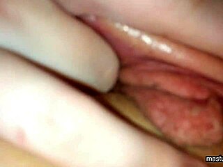 Diana 19 dedilha a boceta apertada bem na frente do meio-irmão.