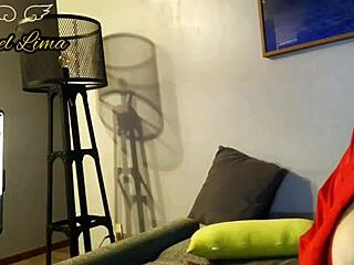 Angel lima numa live com o f� sorteado para gravar cena