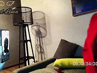 Angel lima numa live com o f� sorteado para gravar cena