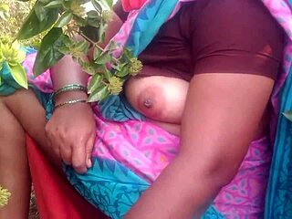 indian beauty aunty shows boobs in outdoor video