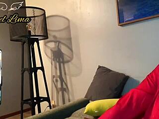 Angel lima numa live com o f� sorteado para gravar cena