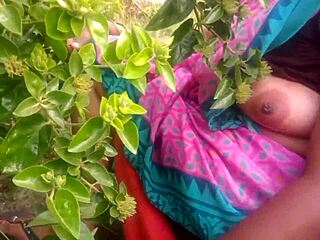 indian beauty aunty shows boobs in outdoor video