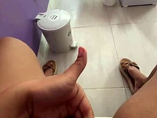 Follandome el coño en público enfrente de mis clientes!