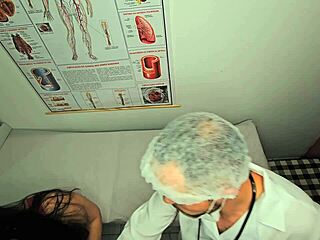 Ginecologista Dedilha O Cu E Fode Paciente!