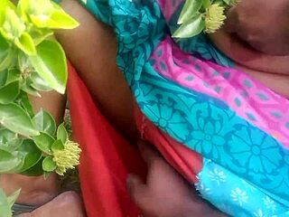 indian beauty aunty shows boobs in outdoor video