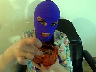 Sem milfycalla, kadim v spodnjem perilu in dajem ukaze za drkanje svojim kurvinskim oboževalcem...