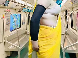 زوجة الأب تخلع هدومها في المترو