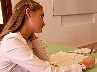 Tiffany Tatum kollegestudent promo med het tease