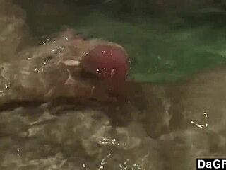 금발 아마추어가 뜨거운 욕조에서 자지 빨아