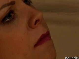 Hej, glej veliko riti lezbijsko sužnjo vezano in jebano s strapon