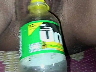 Потрясающая девчонка 18+ с тугим телом трахнута раком в горячей сцене