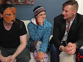 גנגבנג פרוע ביער עם שלושה זכרים תלויים