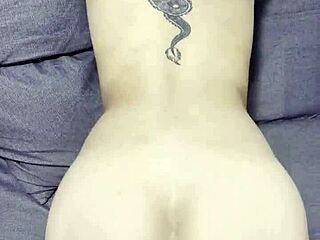 cabalgando rico en la polla de mi hermanastro me coge de perrito en una aventura neutral