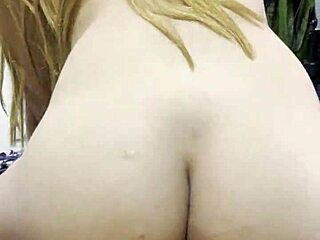 cabalgando rico en la polla de mi hermanastro me coge de perrito en una aventura neutral