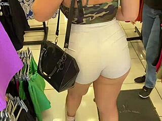 Essa vendedora entrou no meu provador e me chupou com paixão latina ao ar livre